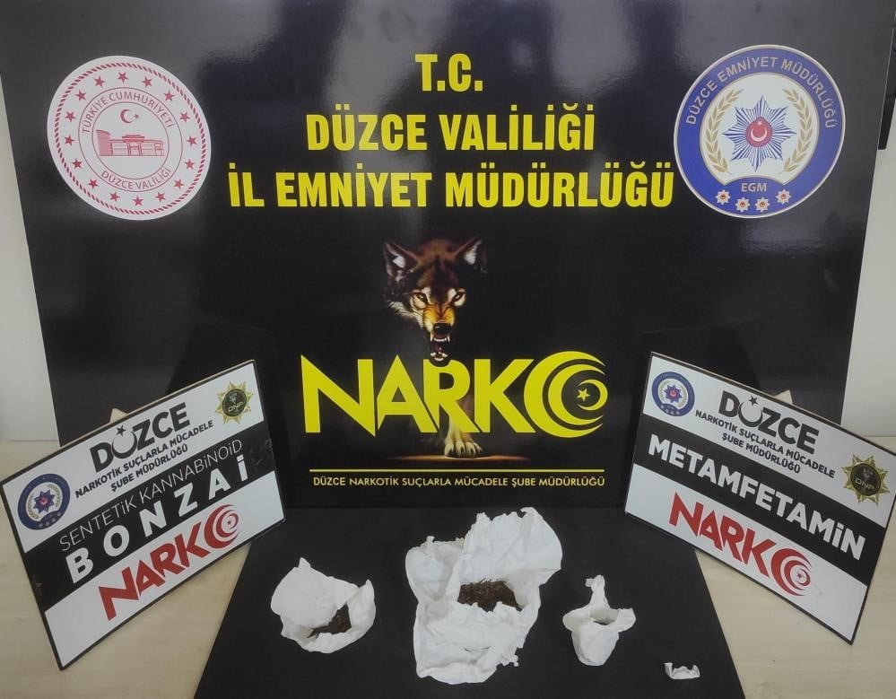 DÜZCE’DE POLİS VE JANDARMA EKİPLERİ 44 OLAYA MÜDAHALE EDERKEN ÇEŞİTLİ UYUŞTURUCU MADDE ELE...