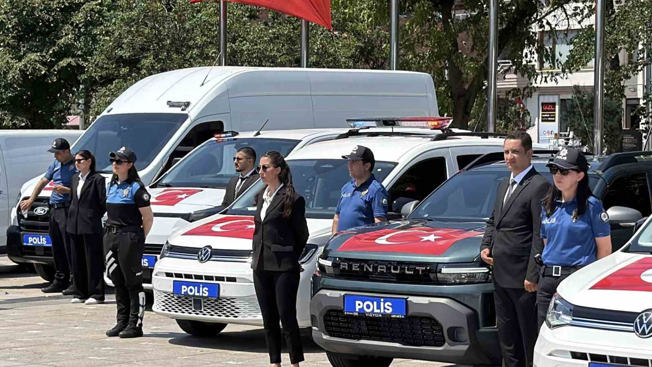 DÜZCE İL EMNİYET MÜDÜRLÜĞÜ’NÜN HİZMET FİLOSUNA KATILAN 24 YENİ ARAÇ DÜZENLENEN TÖRENLE HİZMETE...