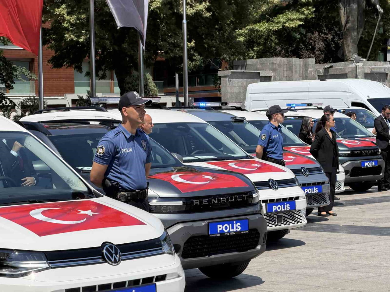 DÜZCE İL EMNİYET MÜDÜRLÜĞÜ’NÜN HİZMET FİLOSUNA KATILAN 24 YENİ ARAÇ DÜZENLENEN TÖRENLE HİZMETE...