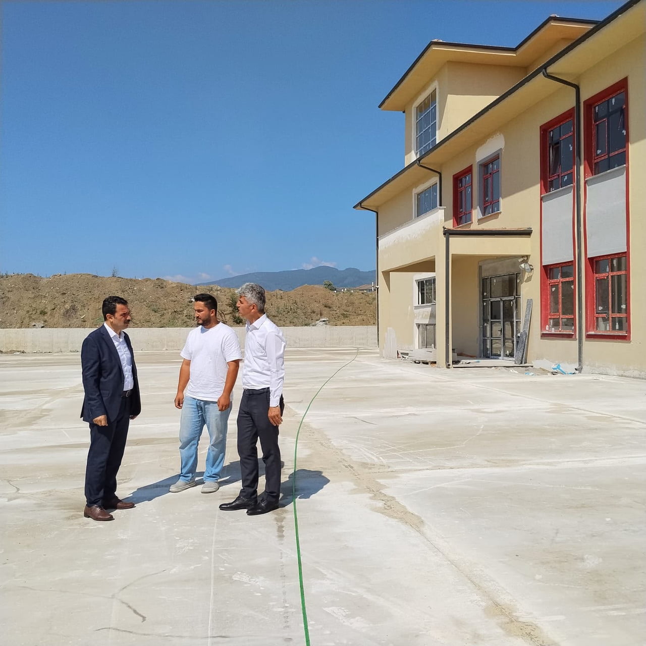 DÜZCE İL MİLLÎ EĞİTİM MÜDÜR VEKİLİ TALHA CEBECİ, YAPIMI DEVAM EDEN OKUL İNŞAATLARINDA...