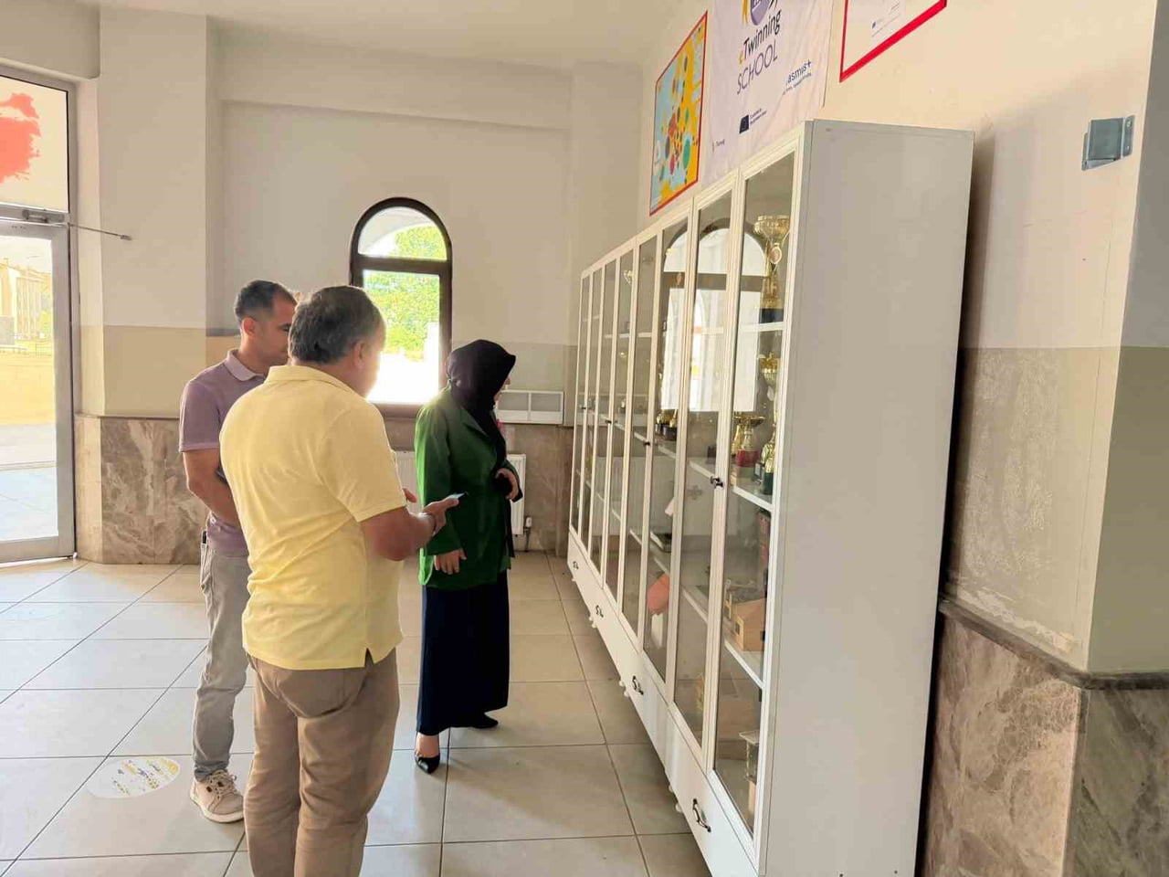 DÜZCE İL MİLLİ EĞİTİM MÜDÜRÜ GÜLŞEN ÖZER, DÜZCE MERKEZ 15 TEMMUZ ŞEHİTLERİ ORTAOKULU'NU ZİYARET...
