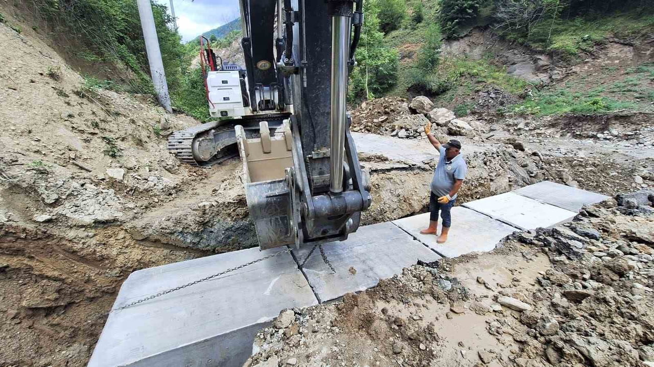 DÜZCE İL ÖZEL İDARESİ, MERKEZ İLÇEYE BAĞLI SAMANDERE KÖYÜ GRUP YOLU'NDA YÜRÜTÜLEN ALTYAPI...