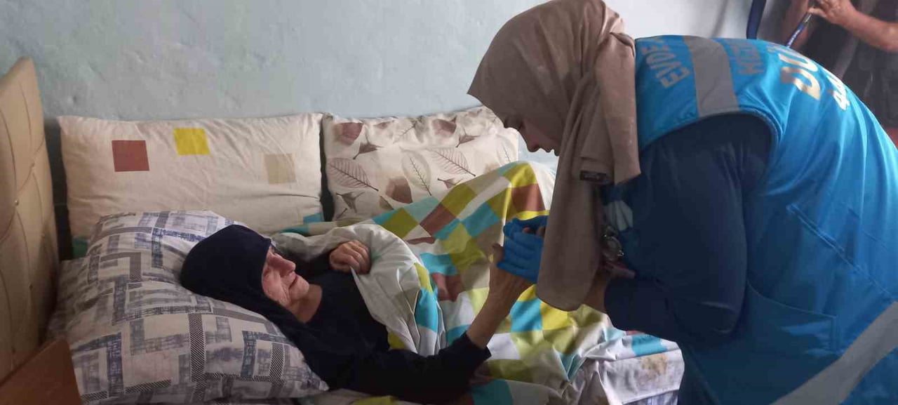 DÜZCE İL SAĞLIK MÜDÜRLÜĞÜ EVDE SAĞLIK HİZMETLERİ BİRİMİ, SON ALTI AYDA 4 BİN 417 HASTAYA...