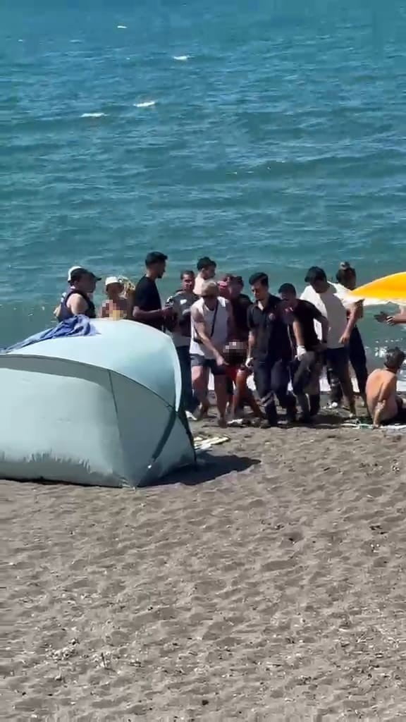 DÜZCE’NİN AKÇAKOCA İLÇESİNDE DENİZE GİREN BİR KİŞİ BOĞULMA TEHLİKESİ GEÇİRDİ. ŞAHIS KONTROL AMAÇLI...