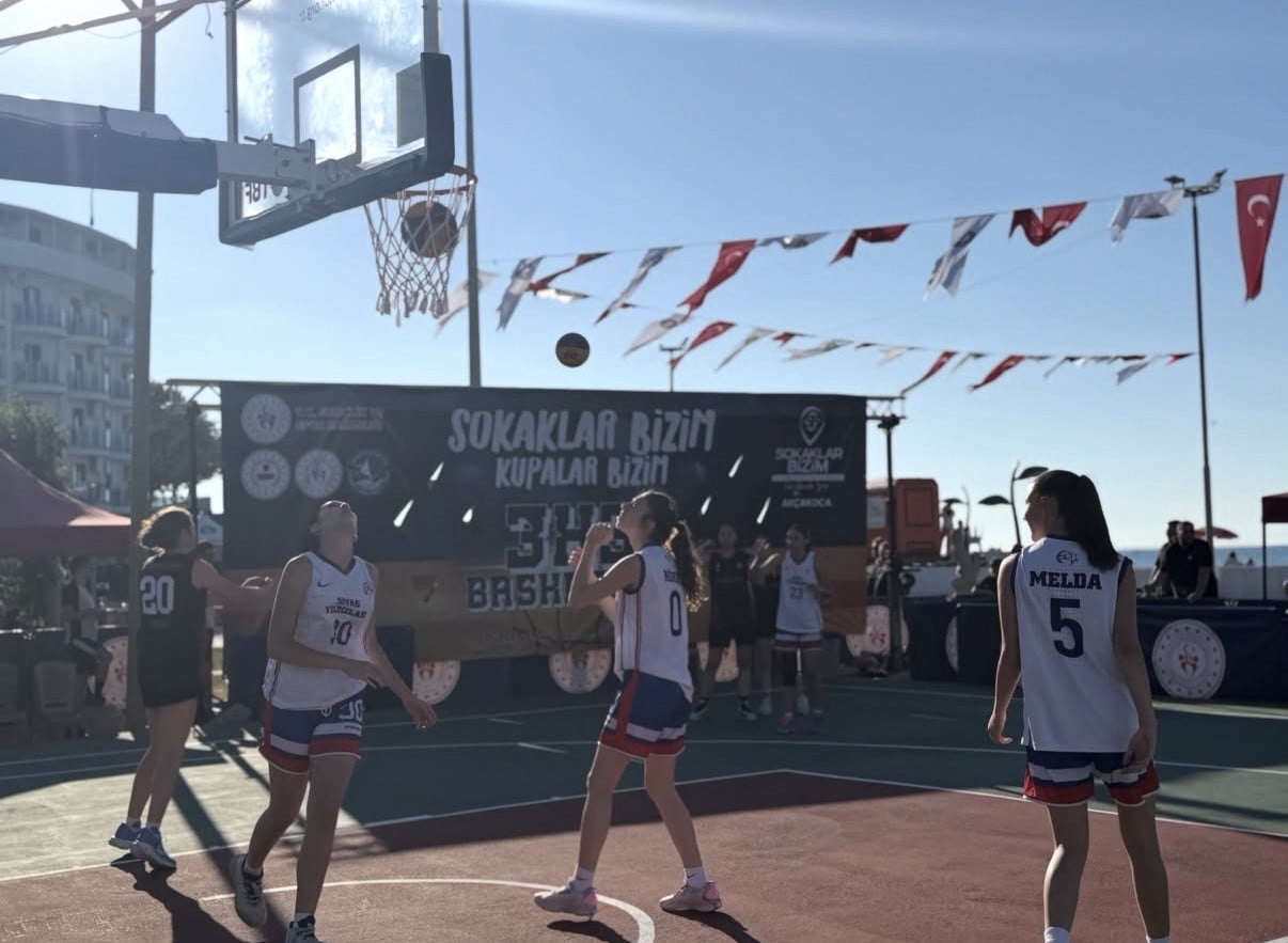 DÜZCE’NİN AKÇAKOCA İLÇESİNDE DÜZENLENEN 3X3 SOKAKLAR BİZİM BASKETBOL TURNUVASINI KADINLARDA BOLU...