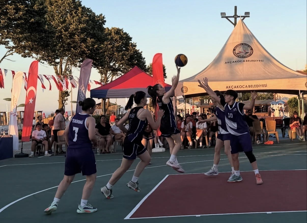 DÜZCE’NİN AKÇAKOCA İLÇESİNDE DÜZENLENEN 3X3 SOKAKLAR BİZİM BASKETBOL TURNUVASINI KADINLARDA BOLU...