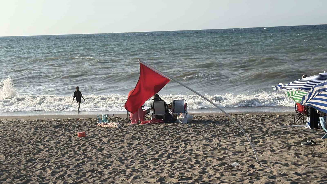 DÜZCE’NİN AKÇAKOCA İLÇESİNDE OLUMSUZ HAVA VE DENİZ ŞARTLARI NEDENİYLE TÜM SAHİL VE PLAJLARDA...