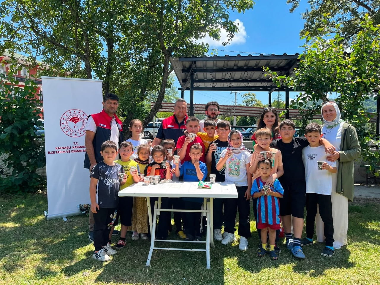 DÜZCE’NİN KAYNAŞLI İLÇESİNDE İLÇE TARIM VE ORMAN MÜDÜRLÜĞÜ TARAFINDAN KURSA GİDEN ÖĞRENCİLERE...