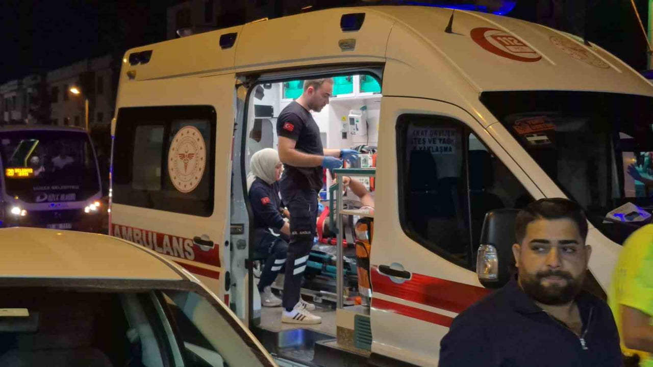 DÜZCE ŞEHİR MERKEZİNDE ELA BAHRİYE ORAL BULVARINDA MEYDANA GELEN KAZADA BULVARDA İLERLEYEN...