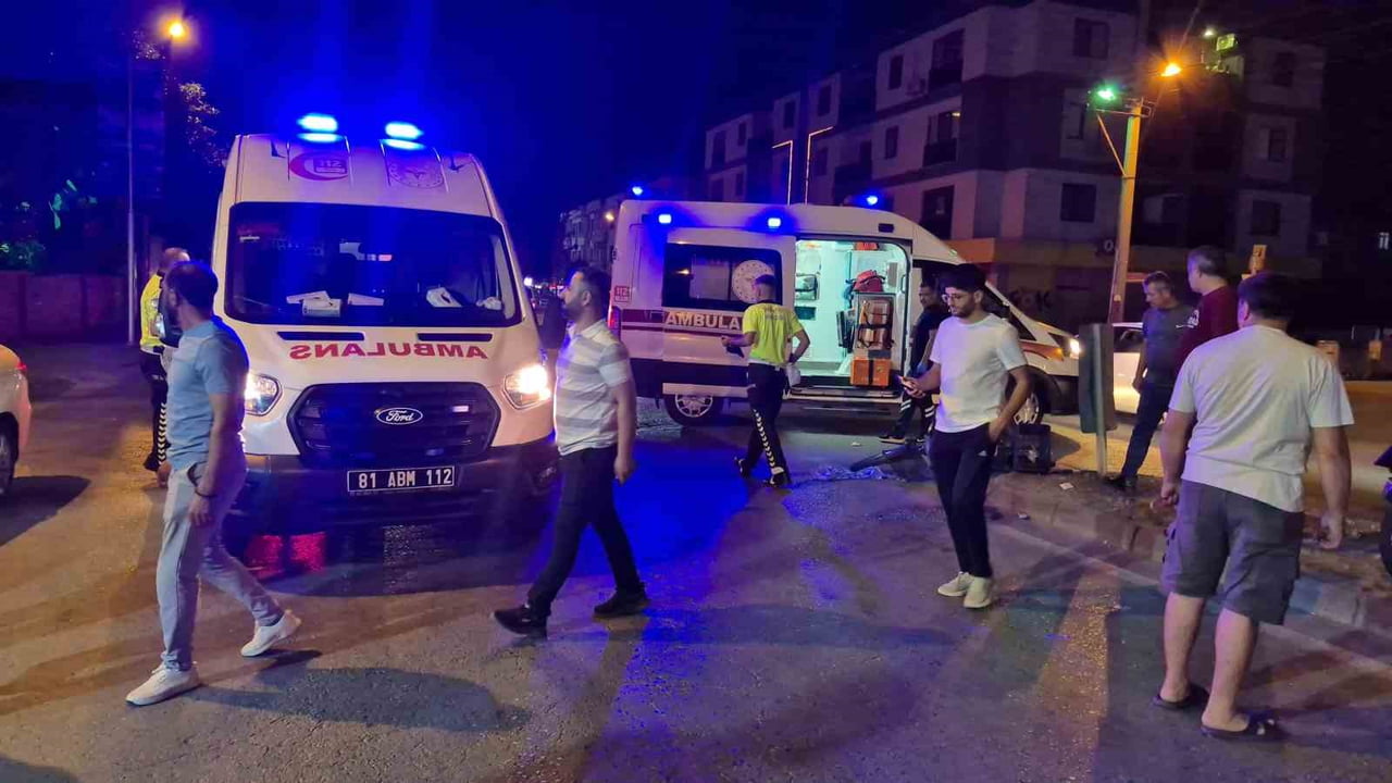 DÜZCE ŞEHİR MERKEZİNDE ELA BAHRİYE ORAL BULVARINDA MEYDANA GELEN KAZADA BULVARDA İLERLEYEN...
