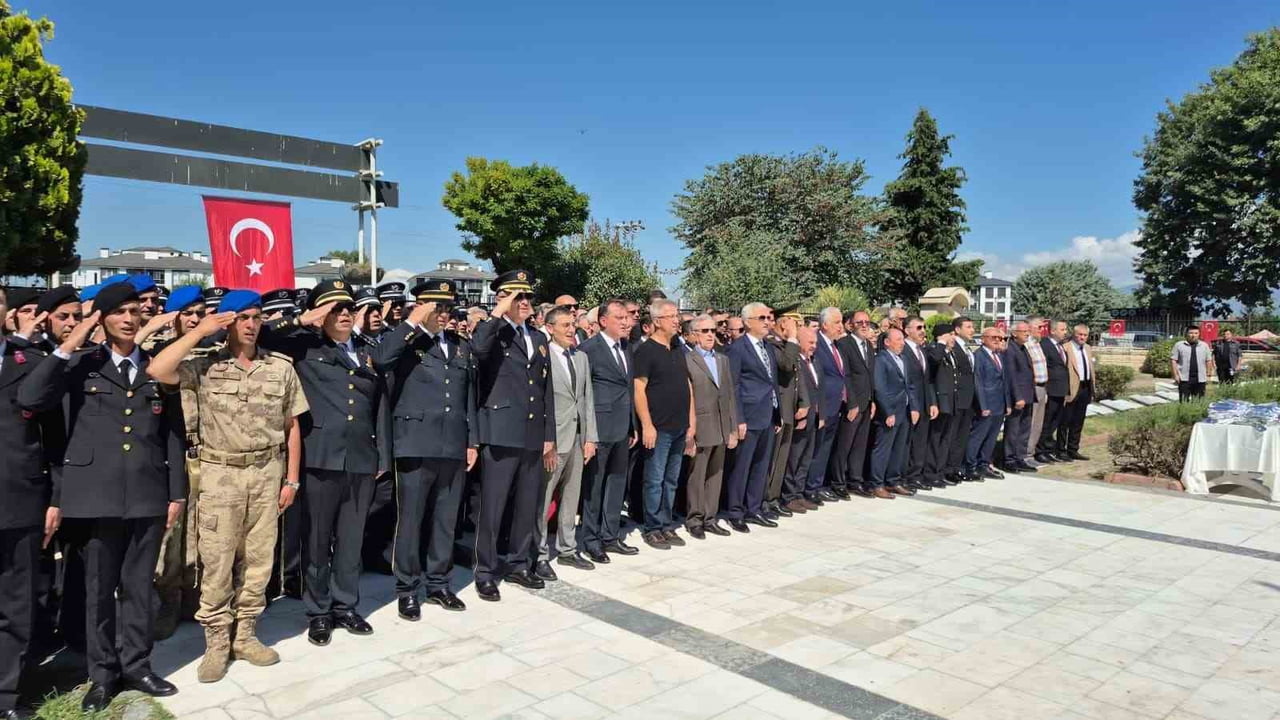 DÜZCE ŞEHİTLİĞİ'NDE DÜZENLENEN PROGRAMA DÜZCE VALİSİ MEHMET MAKAS, 15 TEMMUZ ŞEHİDİ EMNİYET MÜDÜRÜ...