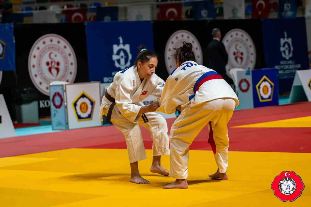 DÜZCE SPORCU EĞİTİM MERKEZİ SPORCUSU ERVA EREN, KOCAELİ'NDE DÜZENLENEN YILDIZLAR JUDO AVRUPA...