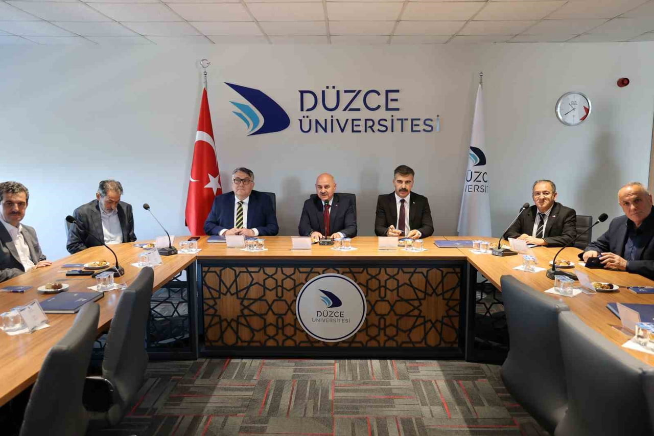 DÜZCE ÜNİVERSİTESİ DANIŞMA KURULU İLK TOPLANTISI, REKTÖR PROF. DR. NEDİM SÖZBİR’İN BAŞKANLIĞINDA;...
