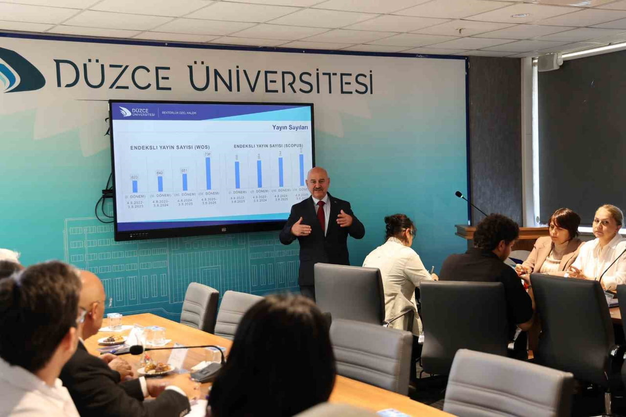 DÜZCE ÜNİVERSİTESİ DANIŞMA KURULU İLK TOPLANTISI, REKTÖR PROF. DR. NEDİM SÖZBİR’İN BAŞKANLIĞINDA;...