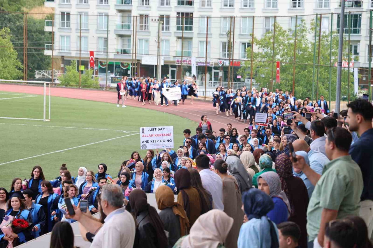 DÜZCE ÜNİVERSİTESİ TARAFINDAN DÜZENLENEN 2025-2026 AKADEMİK YILI MEZUNİYET TÖRENLERİ, MESLEK...