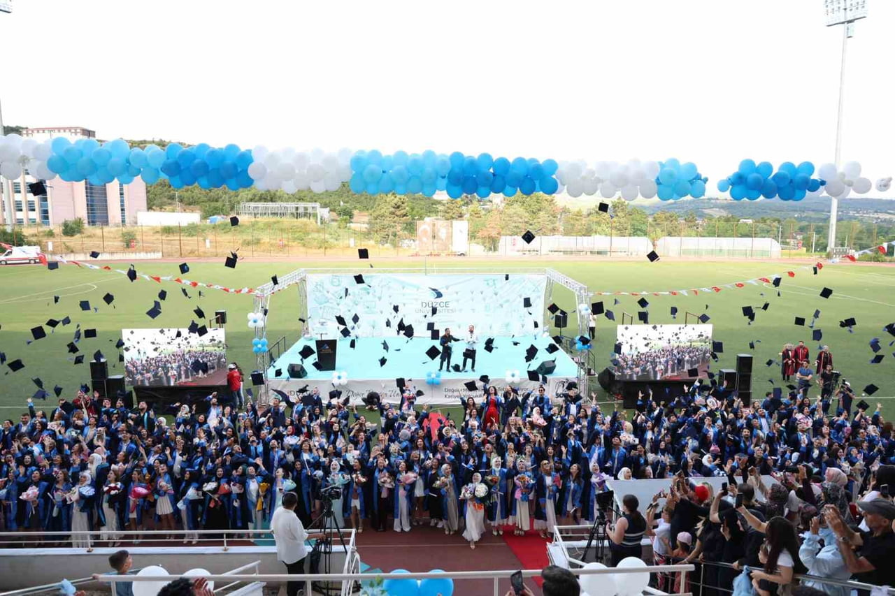 DÜZCE ÜNİVERSİTESİ TARAFINDAN DÜZENLENEN 2025-2026 AKADEMİK YILI MEZUNİYET TÖRENLERİ, MESLEK...