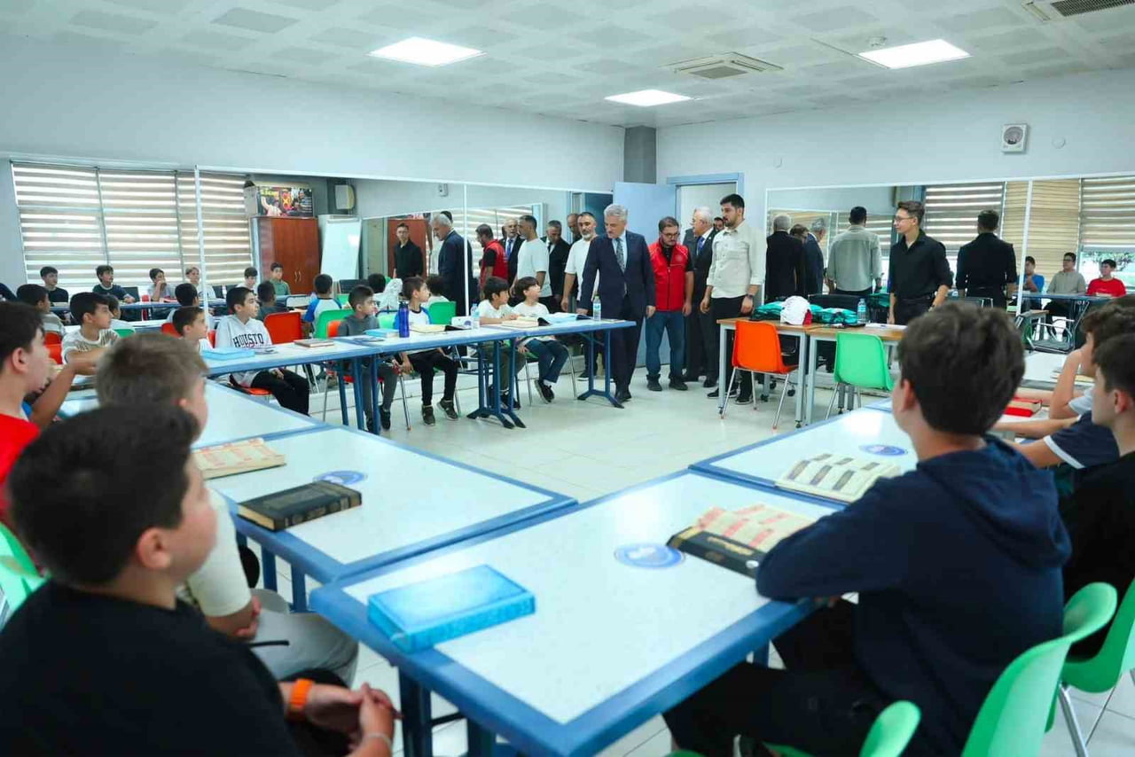 DÜZCE VALİSİ MEHMET MAKAS, GENÇLİK MERKEZİ BÜNYESİNDE DÜZENLENEN YAZ KURSLARINI GEZEREK...