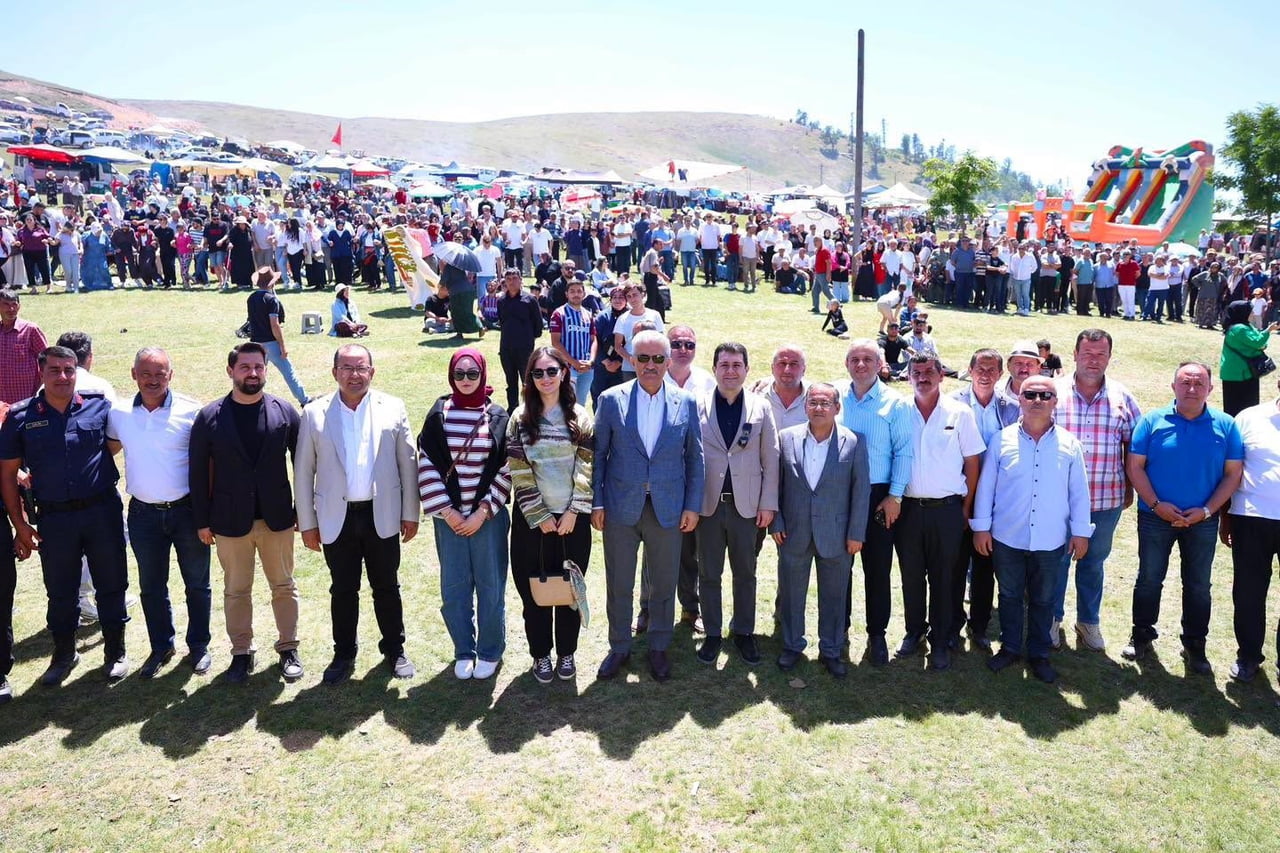 DÜZCE VALİSİ MEHMET MAKAS, GÖLYAKA İLÇESİNDE BU YIL 89'UNCUSU DÜZENLENEN GELENEKSEL KARDÜZ YAYLA...
