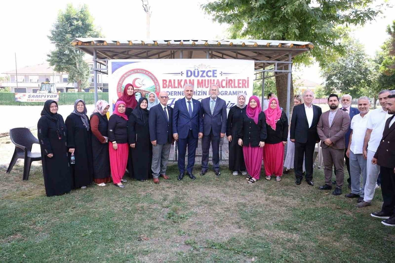 DÜZCE VALİSİ MEHMET MAKAS, YENİ TAŞKÖPRÜ KÖYÜ'NDE BALKAN MUHACİRLERİ DERNEĞİ ÜYELERİYLE BİR ARAYA...
