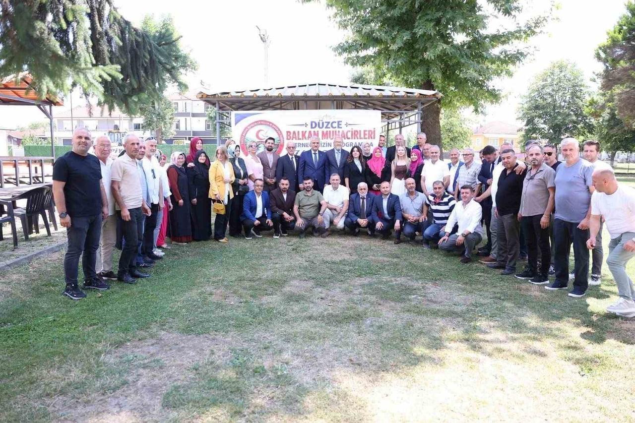 DÜZCE VALİSİ MEHMET MAKAS, YENİ TAŞKÖPRÜ KÖYÜ'NDE BALKAN MUHACİRLERİ DERNEĞİ ÜYELERİYLE BİR ARAYA...