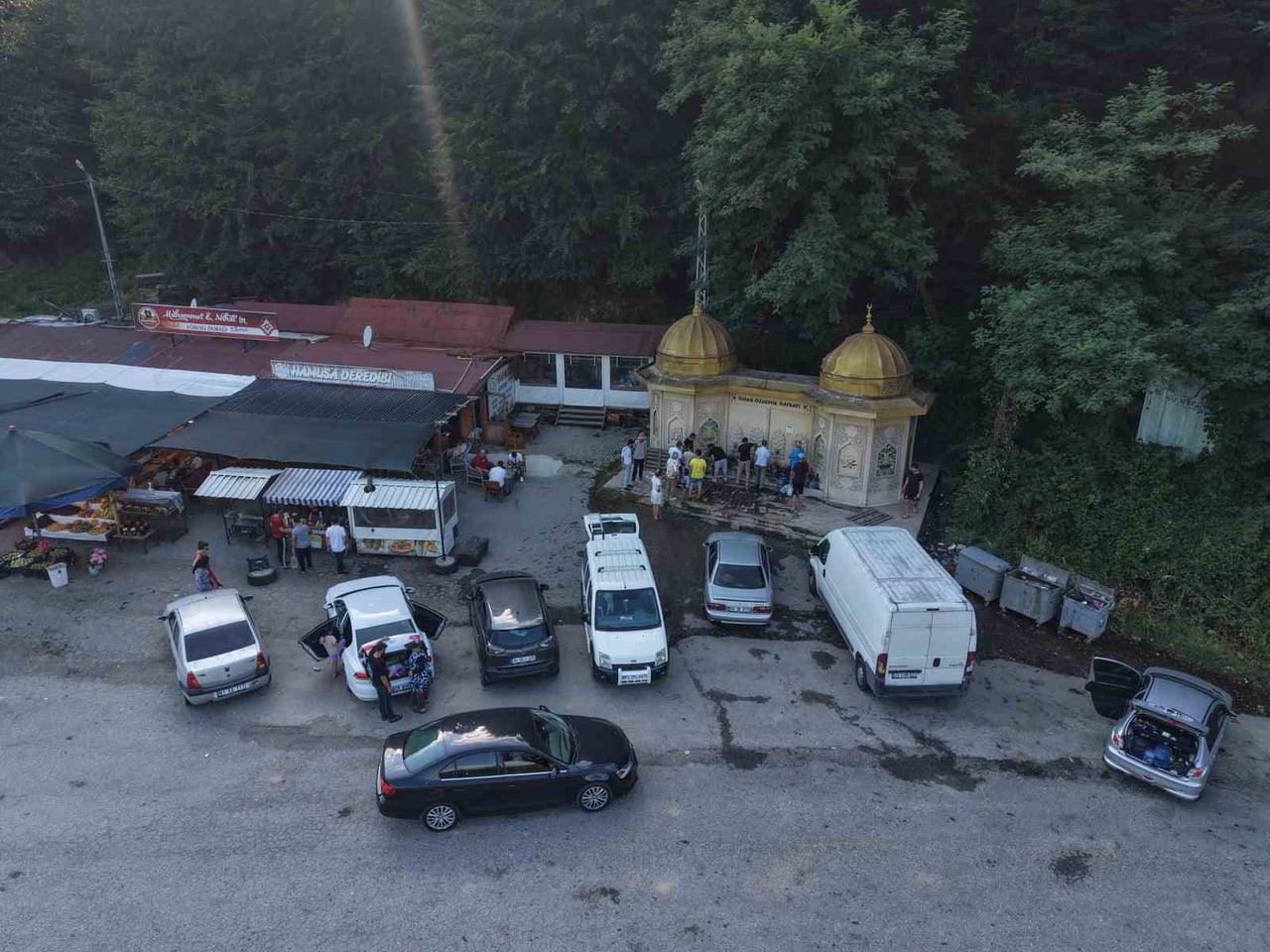 DÜZCE-ZONGULDAK KARA YOLU GÜZERGAHINDAKİ ORMANLIK ALANDA YER ALAN DOĞAL KAYNAK SUYU, YOLDAN...