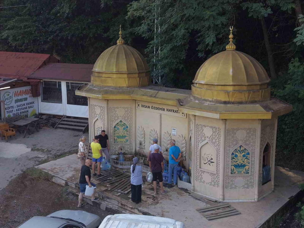 DÜZCE-ZONGULDAK KARA YOLU GÜZERGAHINDAKİ ORMANLIK ALANDA YER ALAN DOĞAL KAYNAK SUYU, YOLDAN...