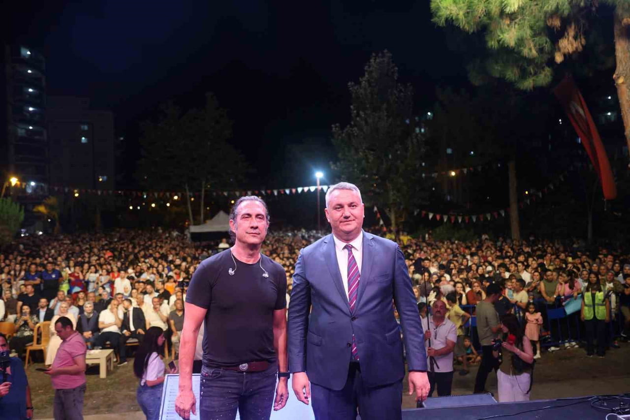 DÜZİÇİ BELEDİYE BAŞKANI MUSTAFA İBA VE SANATÇI KIRAÇ