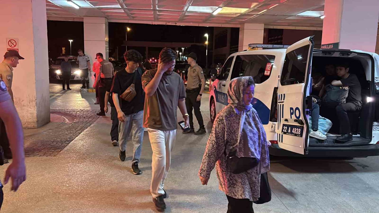 EDİRNE'DE 24 DÜZENSİZ GÖÇMEN İLE GÖÇMEN KAÇAKÇILIĞI ŞÜPHELİSİ YAKALANDI