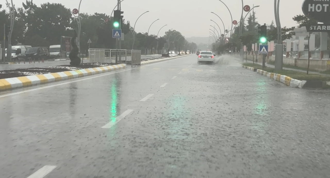 EDİRNE'DE ETKİLİ OLAN KISA SÜRELİ SAĞANAK YAĞIŞ, CADDE VE SOKAKLARI GÖLE ÇEVİRİRKEN, BUNALTICI...