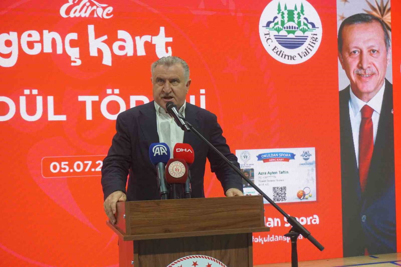 EDİRNE'DE GENÇ KART ÖDÜL DAĞITIM TÖRENİNE KATILAN GENÇLİK VE SPOR BAKANI OSMAN AŞKIN BAK, EN...