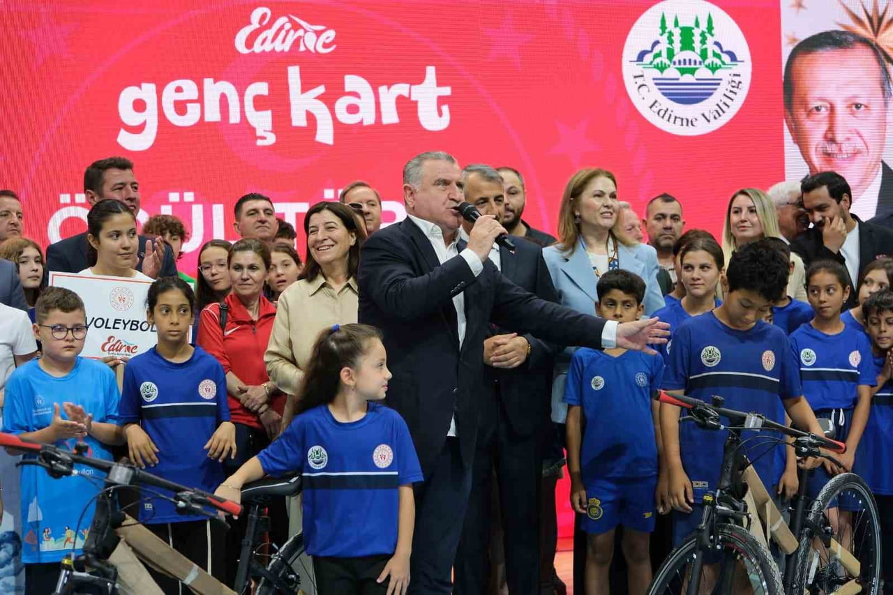 EDİRNE'DE GENÇ KART ÖDÜL DAĞITIM TÖRENİNE KATILAN GENÇLİK VE SPOR BAKANI OSMAN AŞKIN BAK, EN...
