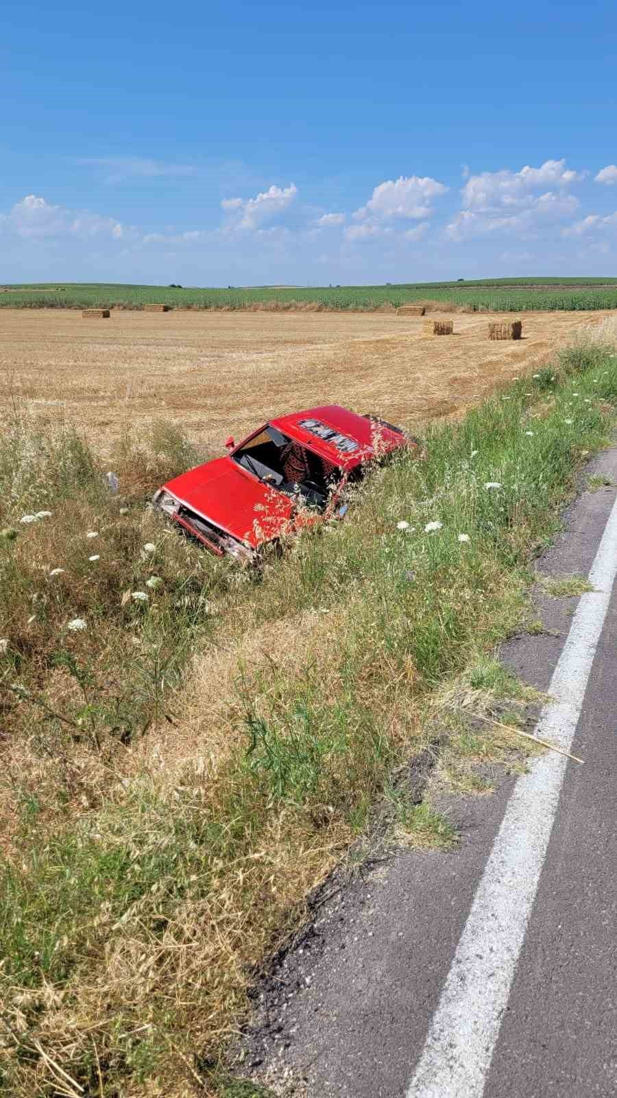 EDİRNE'NİN İPSALA İLÇESİNDE ŞARAMPOLE UÇAN OTOMOBİLİN SÜRÜCÜSÜ YARALANDI.