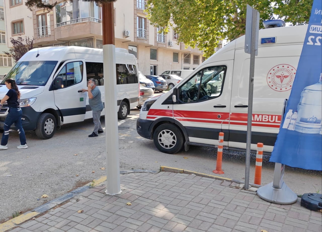 EDİRNE'NİN KEŞAN İLÇESİNDE MİNİBÜS İLE ÇARPIŞAN MOTOSİKLETİN SÜRÜCÜSÜ YARALANDI.