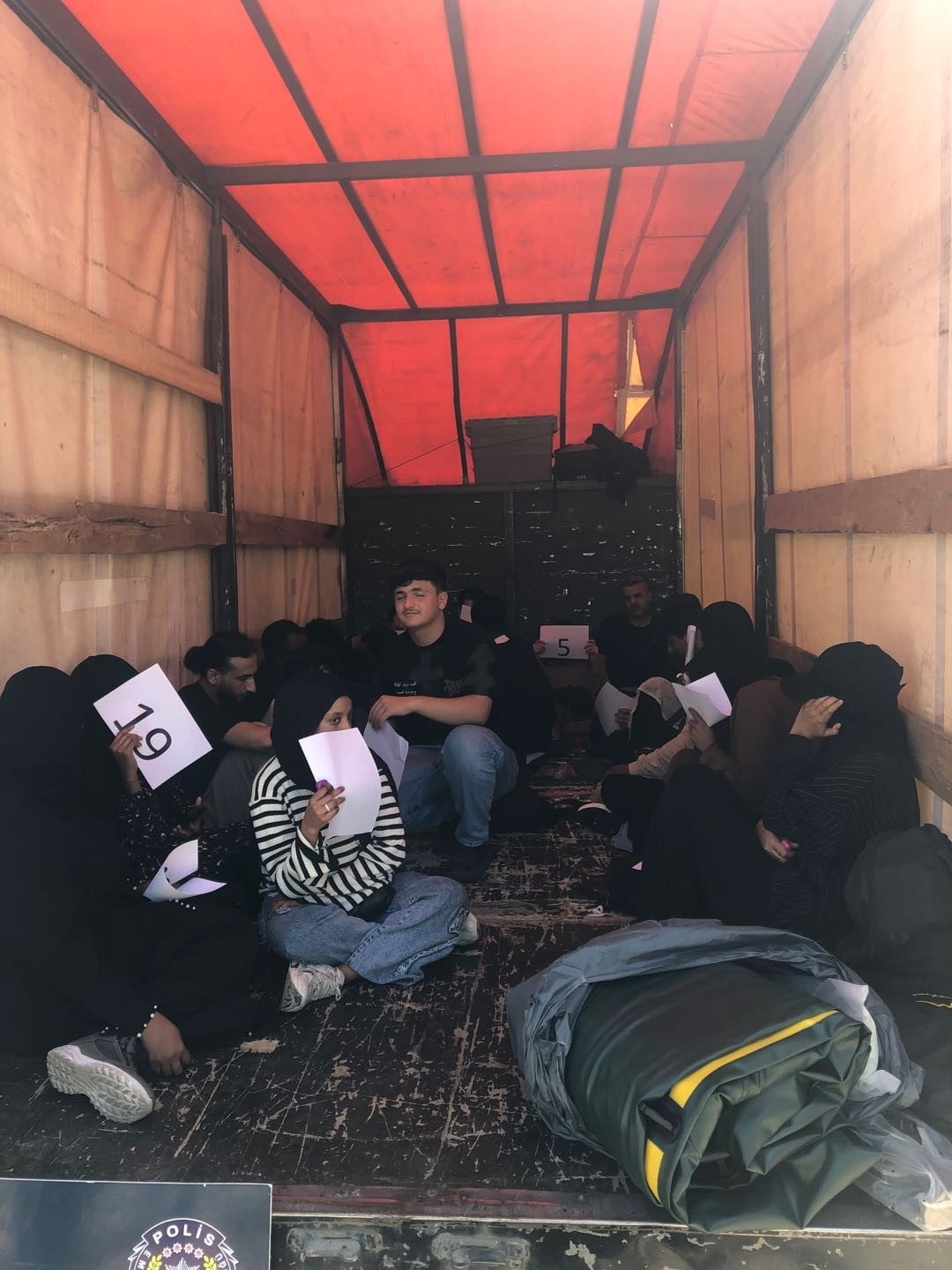 EDİRNE’DE KAPALI KASA KAMYONETTE 20 DÜZENSİZ GÖÇMEN YAKALANDI