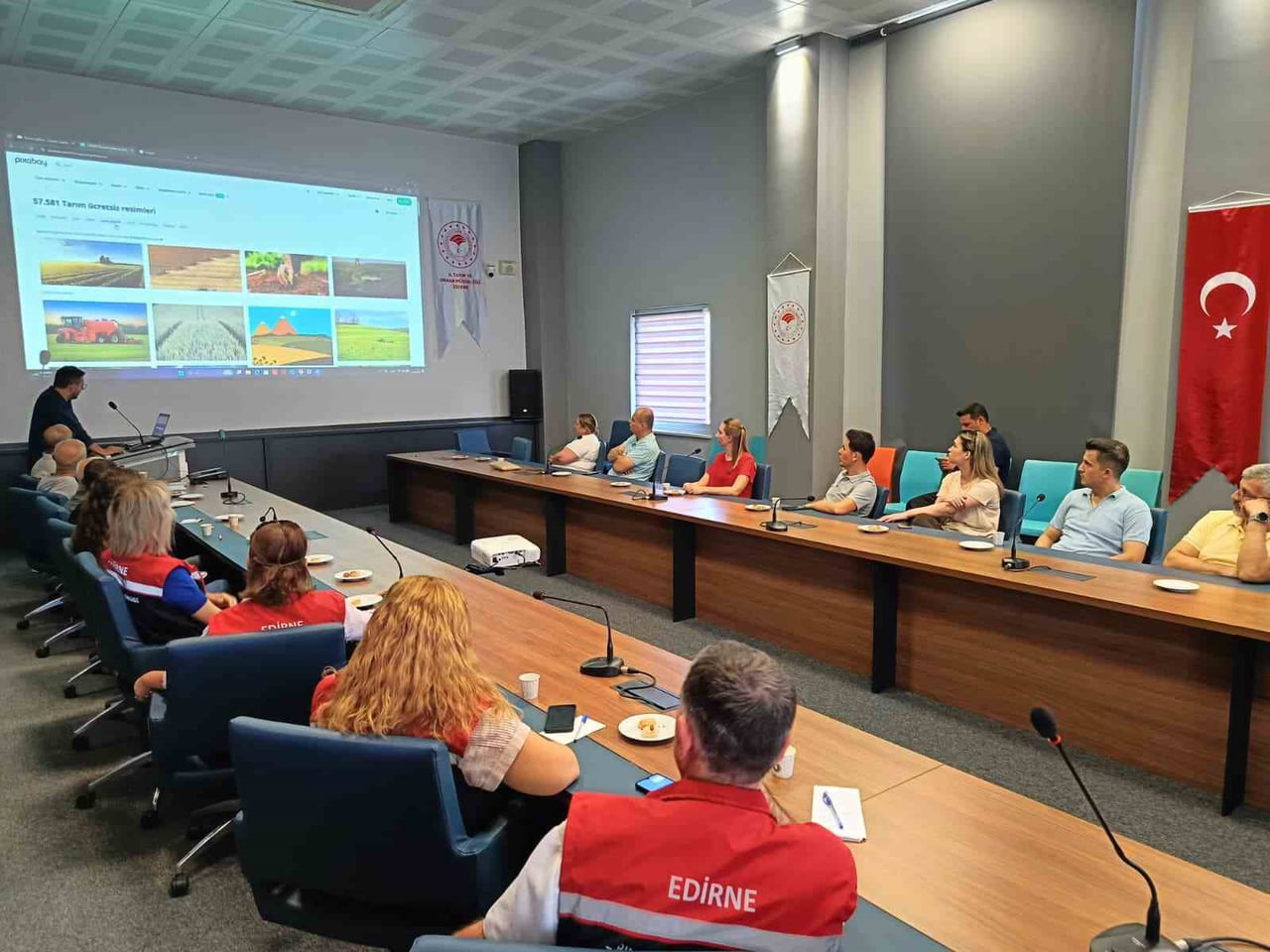EDİRNE’DE YEREL SERA SEBZE ÜRETİCİLERİNE YÖNELİK KAREKOD (QR) KOD DESTEKLİ DİJİTAL PAZARLAMA...