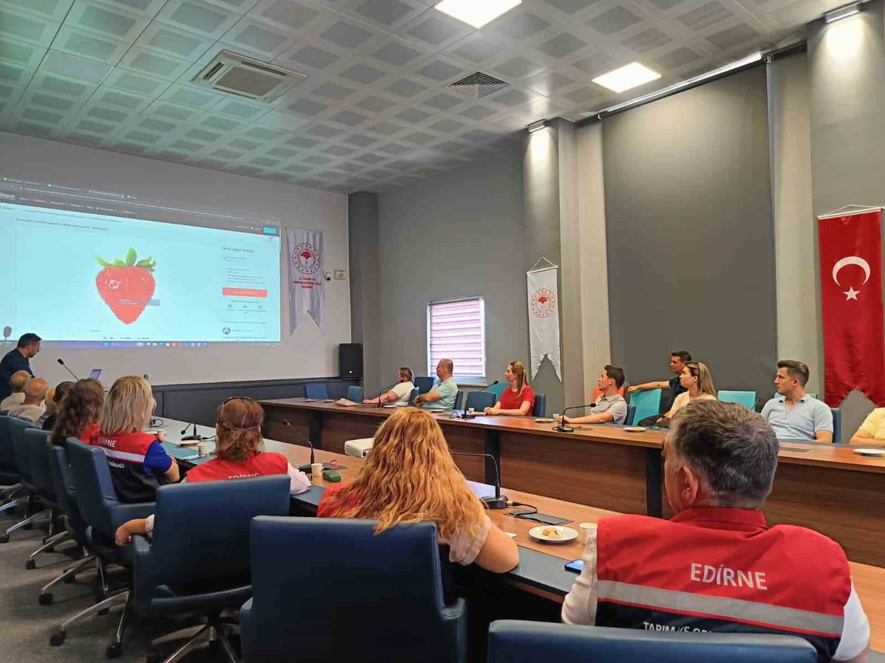 EDİRNE’DE YEREL SERA SEBZE ÜRETİCİLERİNE YÖNELİK KAREKOD (QR) KOD DESTEKLİ DİJİTAL PAZARLAMA...