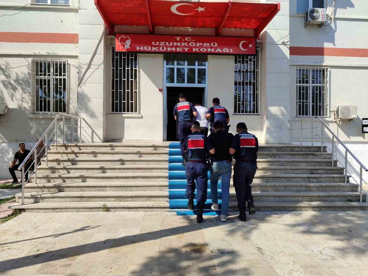 EDİRNE’NİN UZUNKÖPRÜ İLÇESİNDE, YASA DIŞI YOLLARLA YURT DIŞINA ÇIKMAYA ÇALIŞIRKEN ASKERİ YASAK...