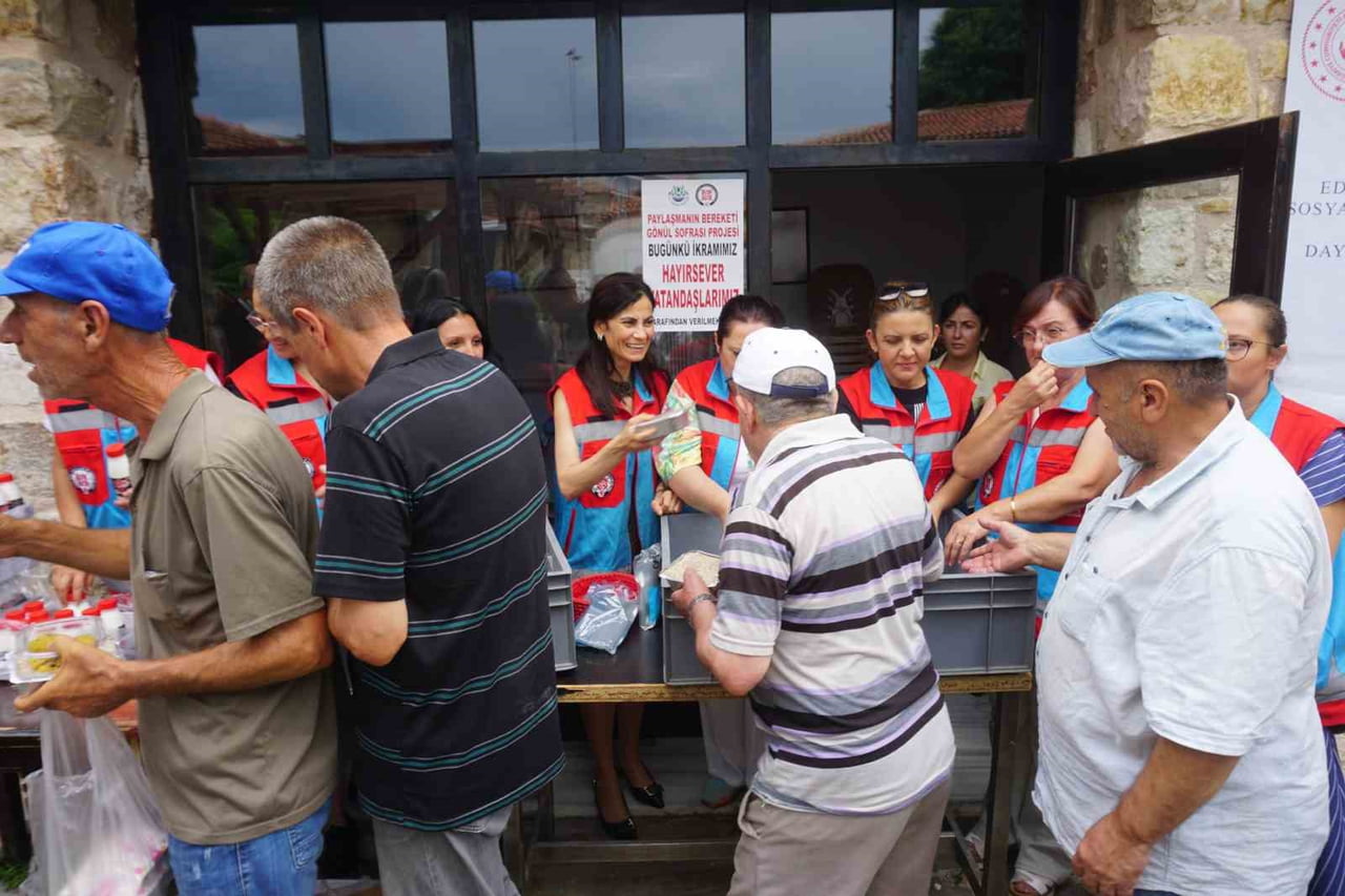 EDİRNE VALİ YARDIMCISI GÜHER SİNEM BÜYÜKNALÇACI İLE KENTTE GÖREV YAPAN KADIN MUHTARLARIN...
