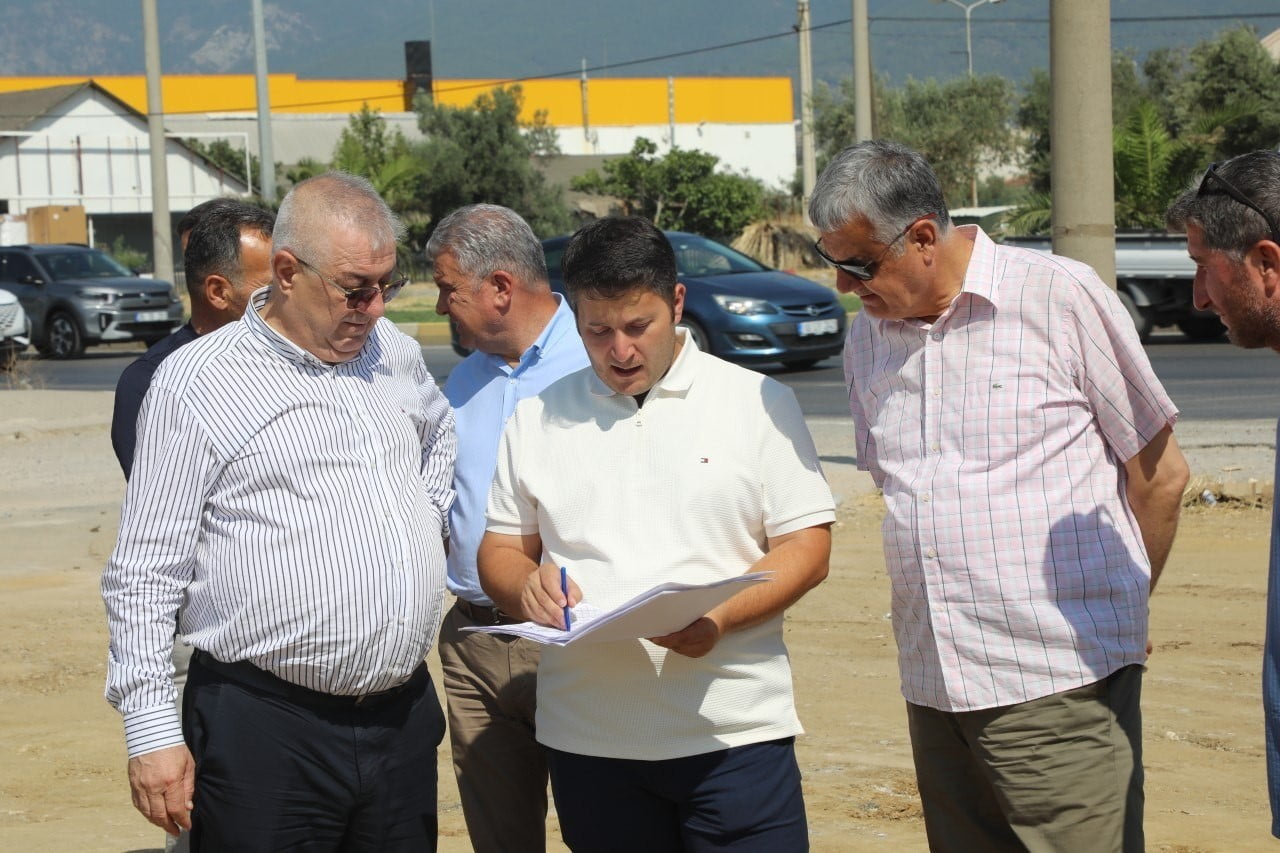EDREMİT BELEDİYESİ, İLÇENİN EN YOĞUN ULAŞIM AKSLARINDAN BİRİ OLAN E-87 KARAYOLU ÜZERİNDE TRAFİK...