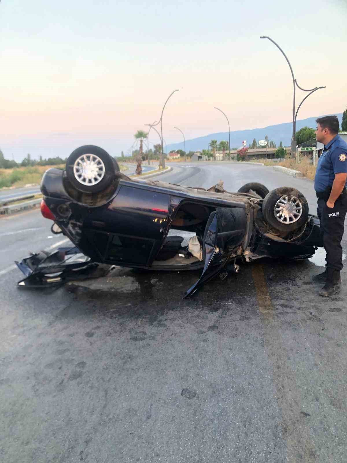 EDREMİT İLÇESİNDE MEYDANA GELEN TRAFİK KAZASINDA KONTROLDEN ÇIKAN BİR ARAÇ TERS DÖNDÜ. ARAÇ...