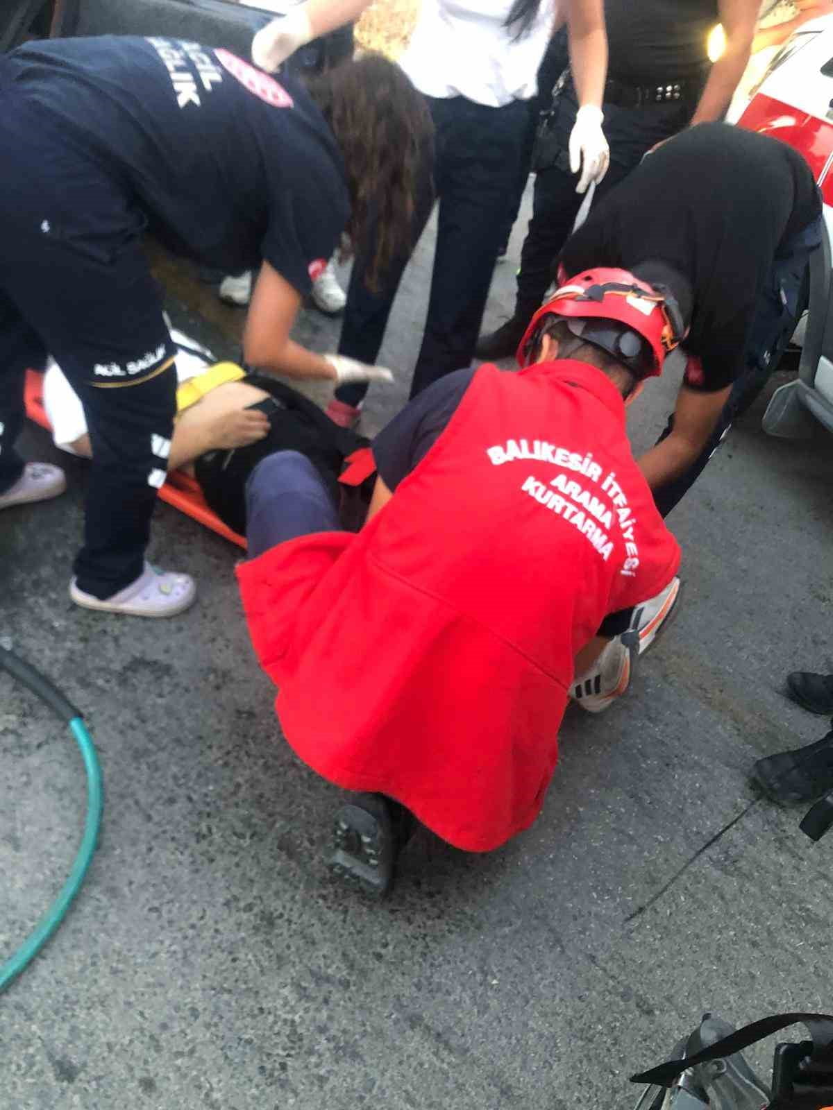 EDREMİT İLÇESİNDE MEYDANA GELEN TRAFİK KAZASINDA KONTROLDEN ÇIKAN BİR ARAÇ TERS DÖNDÜ. ARAÇ...