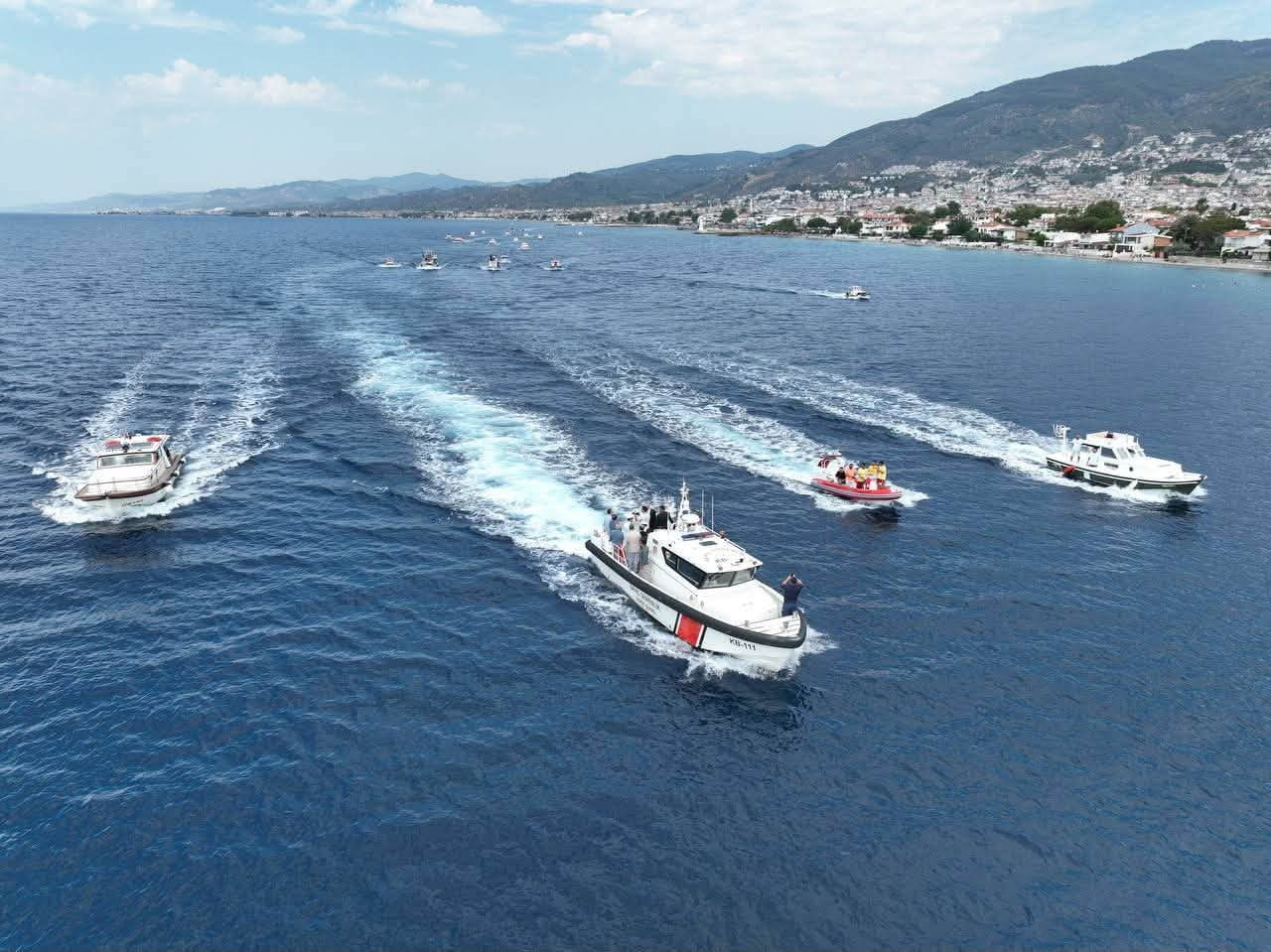 EDREMİT KÖRFEZİNDE ONLARCA TEKNENİN KATILIMIYLA DENİZDE DENİZ ARAÇLARI İLE KORTEJ...