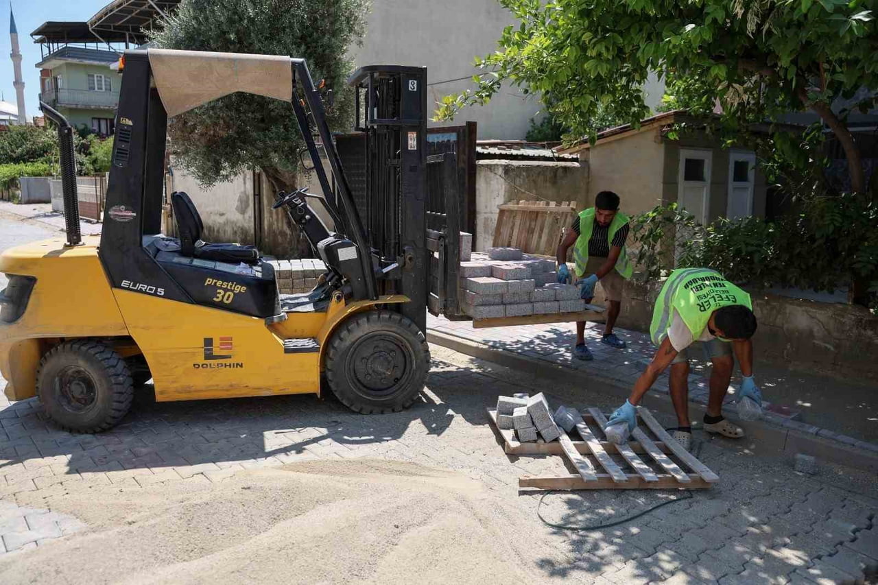 EFELER BELEDİYE BAŞKANI ANIL YETİŞKİN, UMURLU MAHALLESİ’NDE DEVAM EDEN YOL VE KALDIRIM...