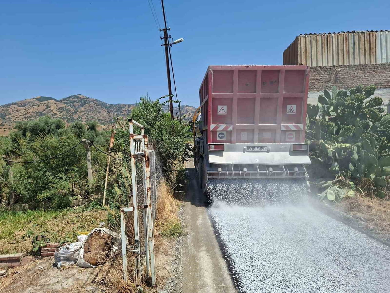 EFELER BELEDİYESİ FEN İŞLERİ MÜDÜRLÜĞÜ EKİPLERİ, ILICABAŞI MAHALLESİ’NDE ASFALTLAMA ÇALIŞMALARINA...