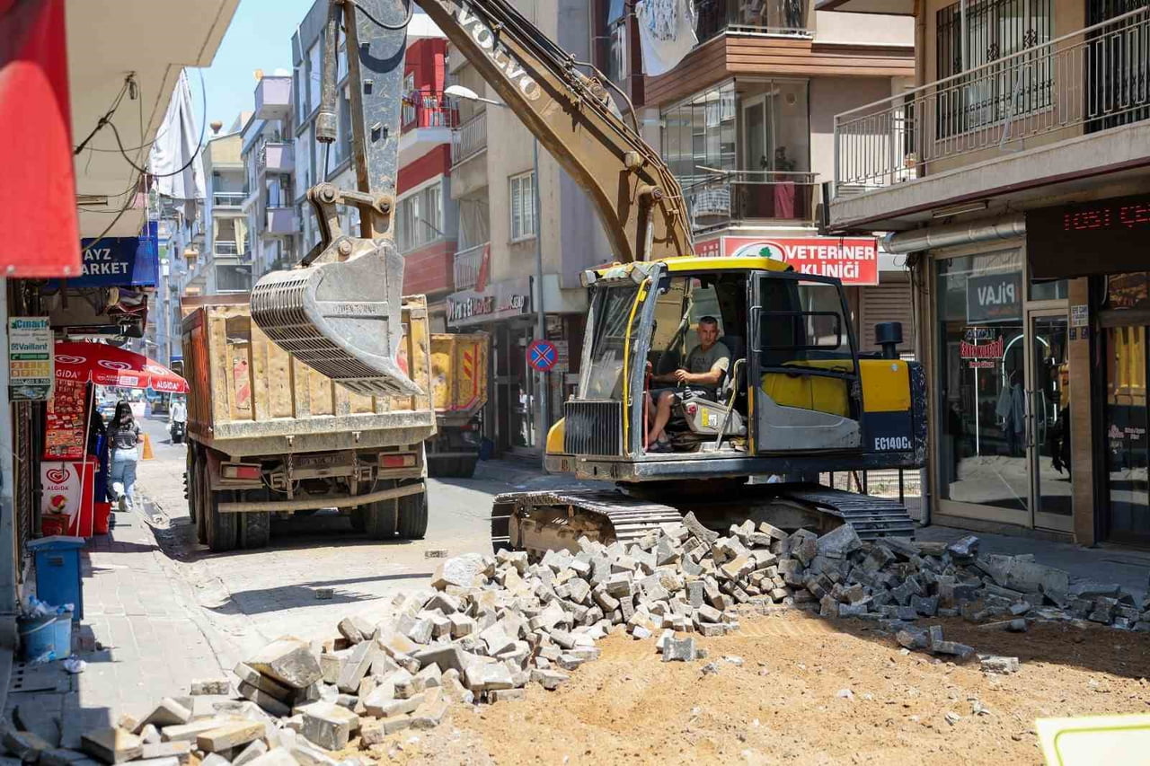 EFELER BELEDİYESİ FEN İŞLERİ MÜDÜRLÜĞÜ EKİPLERİ, ORTA VE CUMA MAHALLELERİNDE SICAK ASFALT...