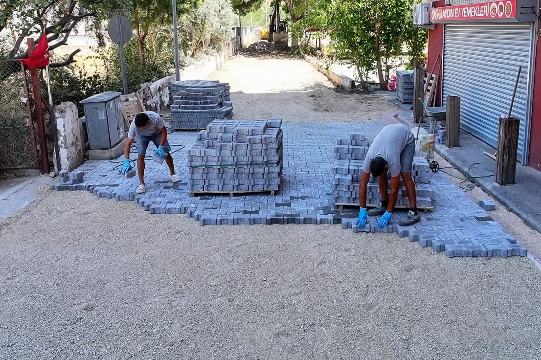 EFELER BELEDİYESİ, GAZİPAŞA İLKOKULU ÇEVRESİNDE YÜRÜTTÜĞÜ YOL YENİLEME ÇALIŞMASIYLA ÖĞRENCİLER VE...