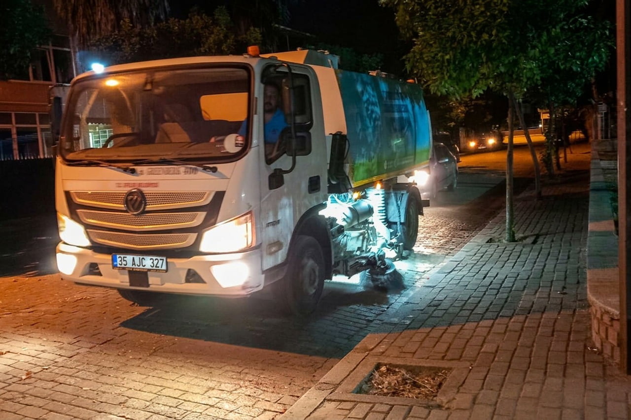 EFELER BELEDİYESİ, YÜRÜTTÜĞÜ TEMİZLİK ÇALIŞMALARINA ARA VERMEDEN DEVAM EDİYOR. TEMİZLİK İŞLERİ...