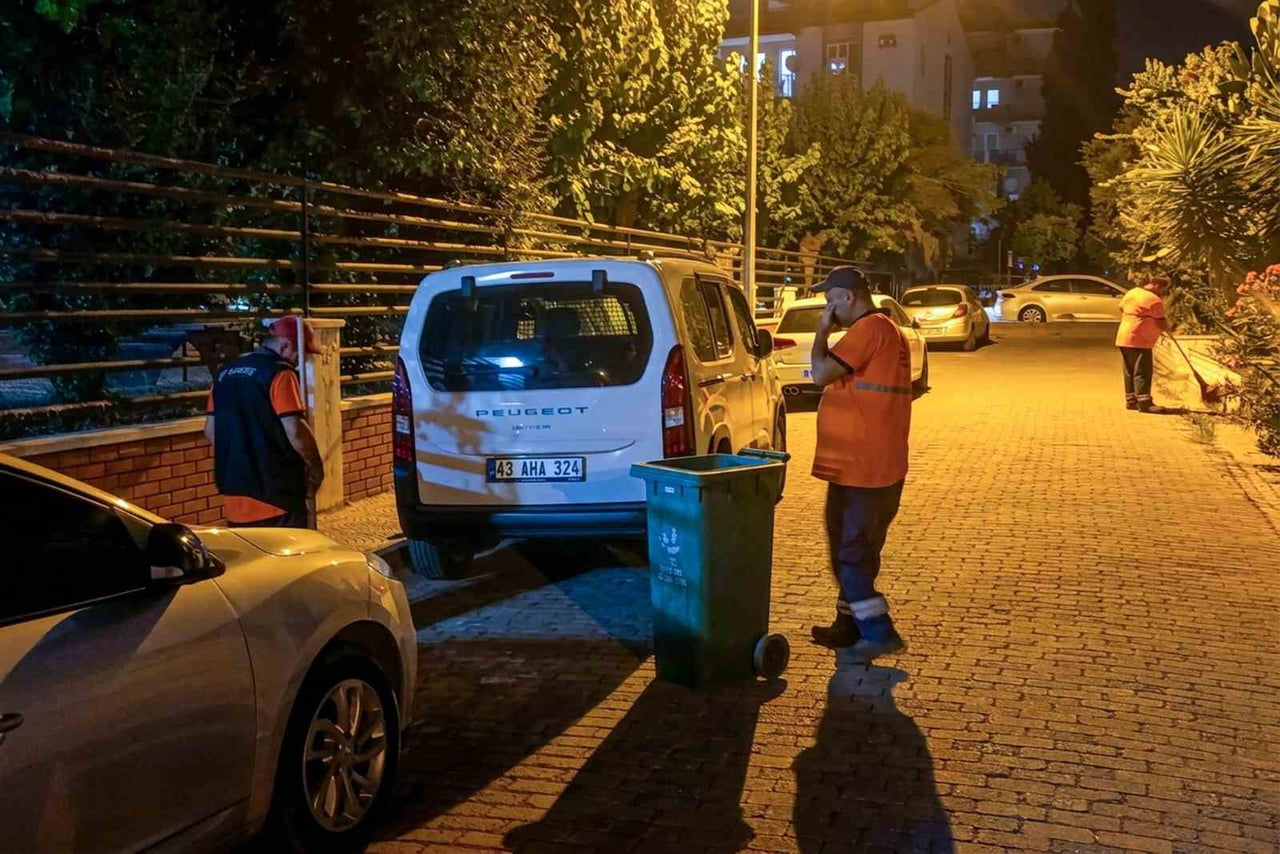 EFELER BELEDİYESİ, YÜRÜTTÜĞÜ TEMİZLİK ÇALIŞMALARINA ARA VERMEDEN DEVAM EDİYOR. TEMİZLİK İŞLERİ...