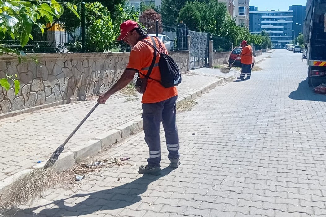 EFELER’DE TEMİZLİK ÇALIŞMALARI SÜRÜYOR