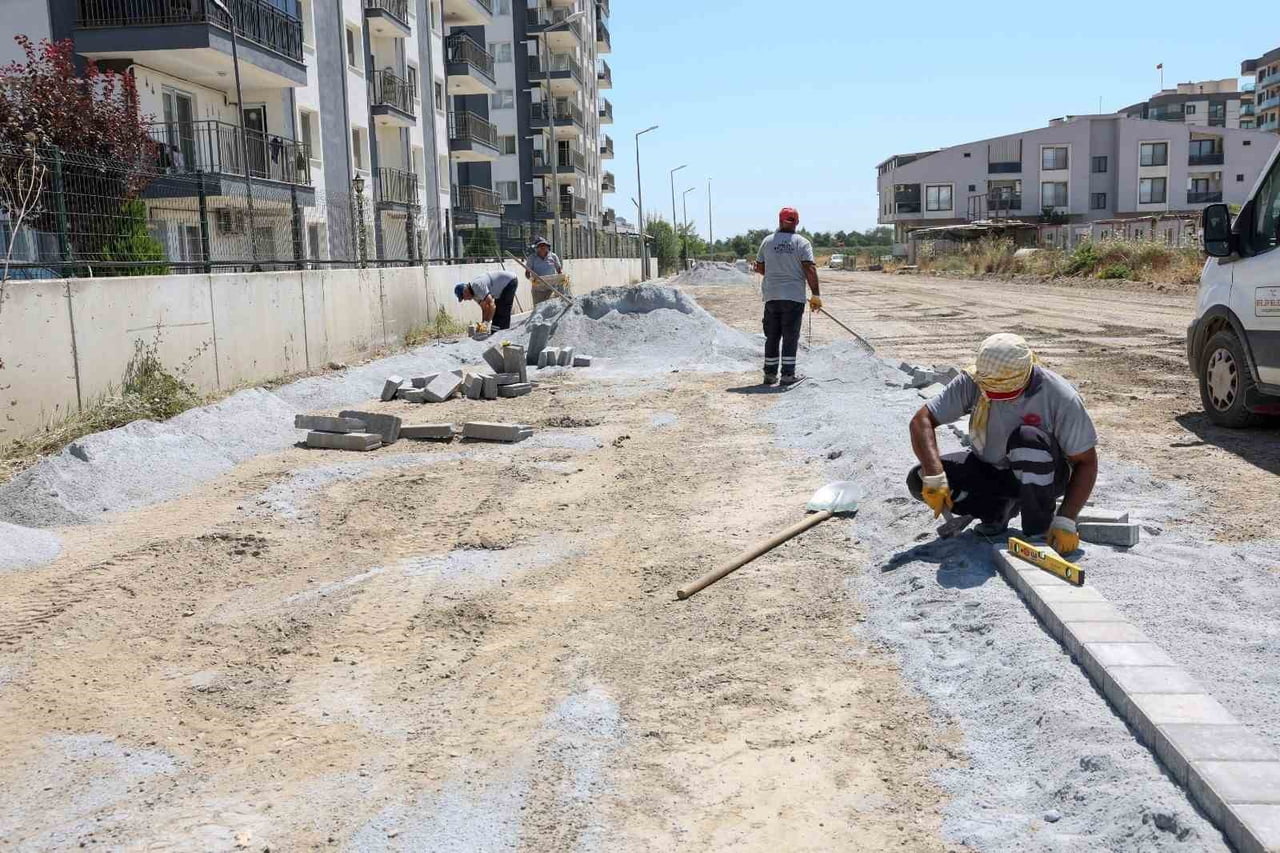 EFELER’DE YOL YATIRIMLARI SÜRÜYOR